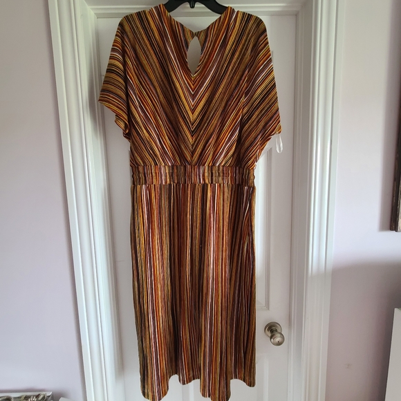 Maggy London V- neck midi dress - Picture 3 of 5